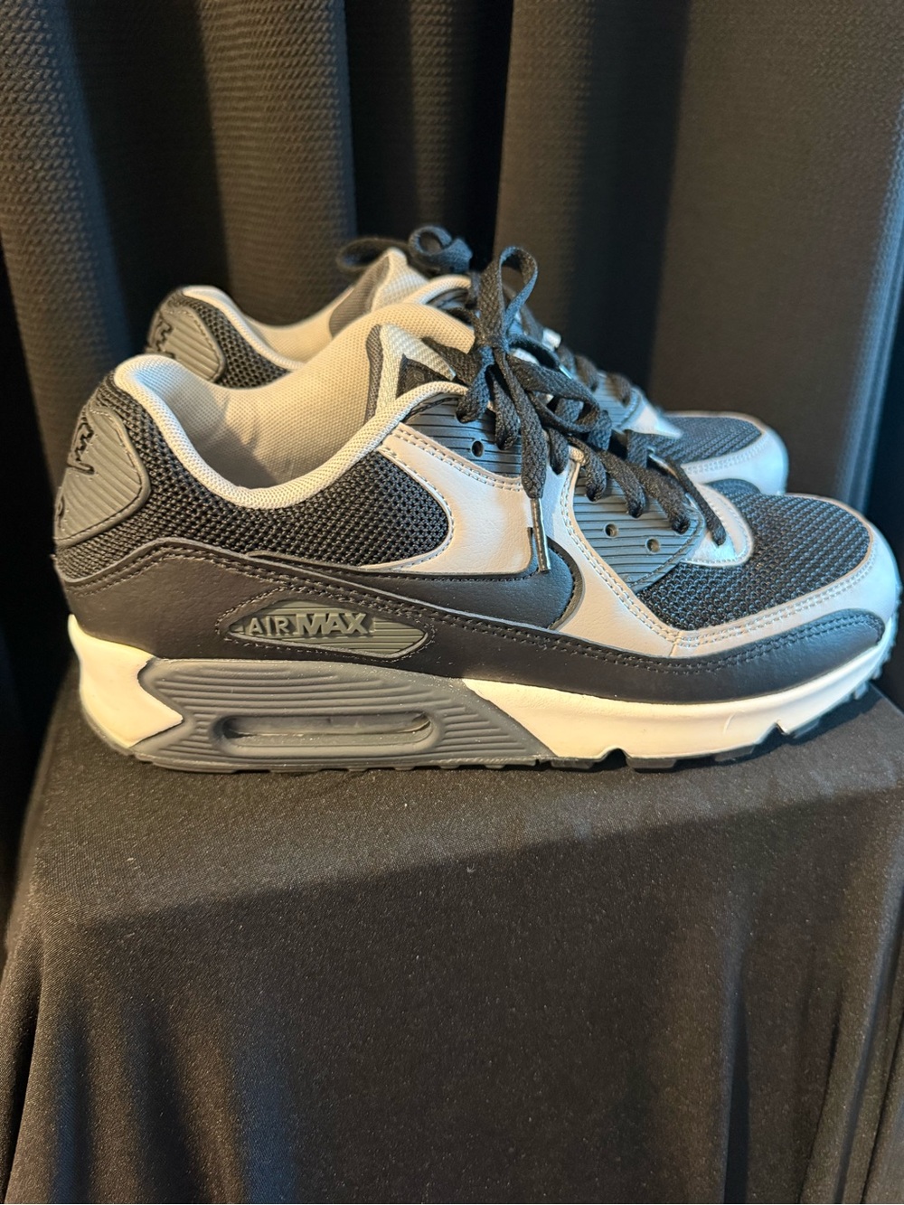 Nike Men's Black and White Low-Top Sneakers - Picture 4 of 5